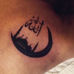 Месяц с мечетью на плече
