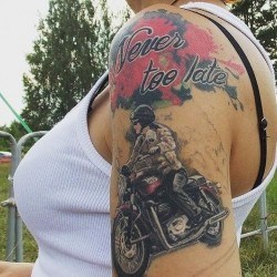 Мотоциклист с надписью  на плече (на руке)