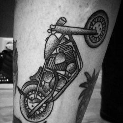 Мотоцикл  на голени (на ноге)