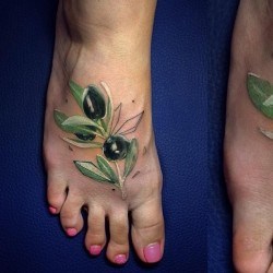 Веточка оливки  на ступне (на ноге)