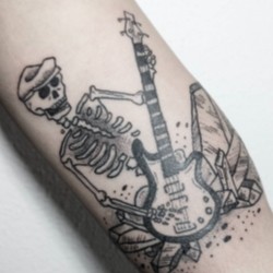 Скелет с гитарой  на плече (на руке)