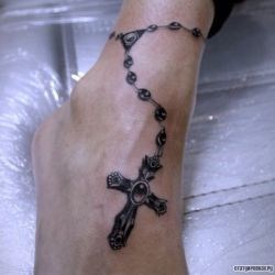 Крест на цепочке  на голени (на ноге)