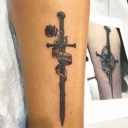 Тату меч, лента и роза