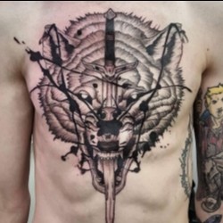 Голова волка с пронизанным мечом на груди