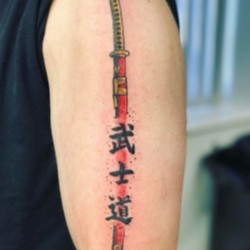 Самурайский меч с иероглифами  на плече (на руке)
