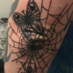 Паутина с пауком и бабочкой на локтях