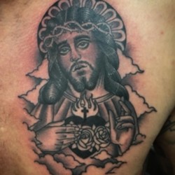 Иисус с сердцем и розами  на груди
