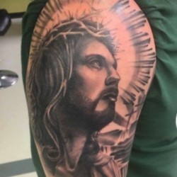 Иисус как он есть  на плече (на руке)