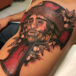 Иисус на фоне креста на плече