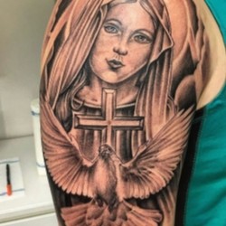 Монашка, крест и голубь  на плече (на руке)