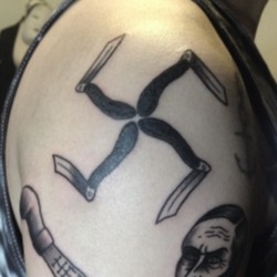 Ножи в виде креста нацистского  на плече (на руке)