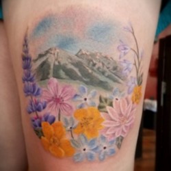 Горы с цветами  на бедре (на ноге)