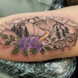 Горы, елки и цветы  на плече (на руке)