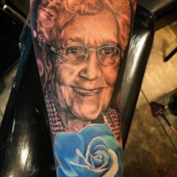 Портрет бабушки с синей розой  на предплечье (на руке)