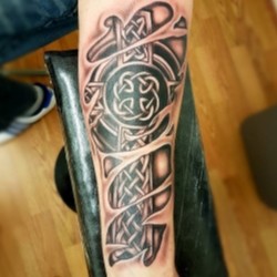 Кельтский крест под кожей  на предплечье (на руке)