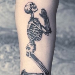 Скелет молится  на голени (на ноге)