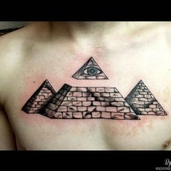 Три пирамиды, одна с глазом на груди
