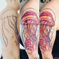 Большая цветная медуза  на плече (на руке)