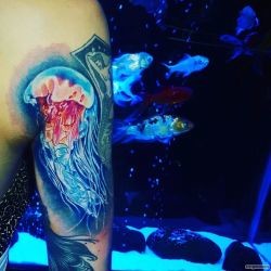 Медуза на синем фоне  на плече (на руке)