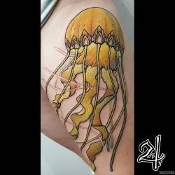 Желтая медуза  на бедре (на ноге)