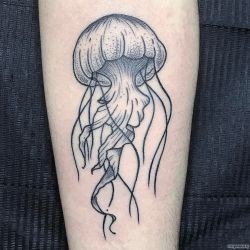 Медуза в точку  на предплечье (на руке)