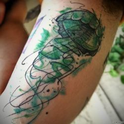 Абстрактная медуза в зеленом цвете  на бицепсе (на руке)