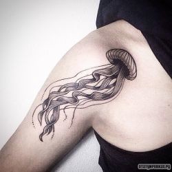 Медуза  на плече (на руке)