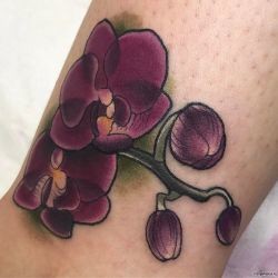 Сиреневая орхидея  на голени (на ноге)