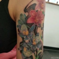 Цветы орхидеи  на плече (на руке)
