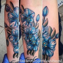 Орхидеи в синем цвете  на предплечье (на руке)
