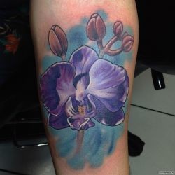 Сиреневая орхидея на голубом фоне  на голени (на ноге)