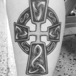 Кельтский крест  на голени (на ноге)