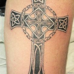 Кельтский крест с кругом  на голени (на ноге)