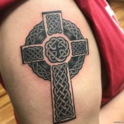 Кельтский крест чб  на плече (на руке)