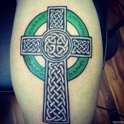 Кельтский крест с зеленым кругом  на голени (на ноге)