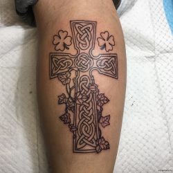 Кельтский крест с листьями  на голени (на ноге)