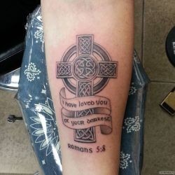 Кельтский крест с лентой  на предплечье (на руке)