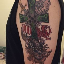 Кельтский крест с драконом  на плече (на руке)