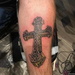 Тату кельтский крест с желтыми оттенками
