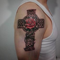 Кельтский крест с розой в центре