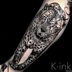 Леопард чб  на плече (на руке)