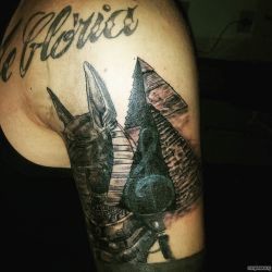 Анубис с пирамидами  на плече (на руке)