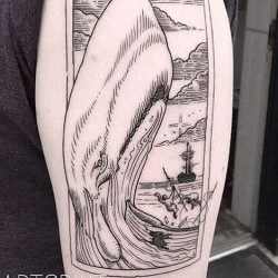 Картина с китом  на плече (на руке)