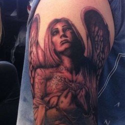 Девушка ангел  на плече (на руке)