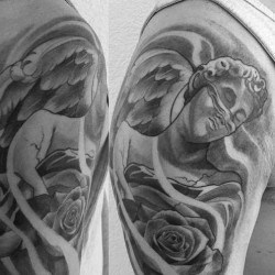 Ангел с розой  на плече (на руке)