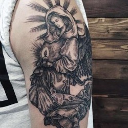 Ангел со свечой в руках  на плече (на руке)