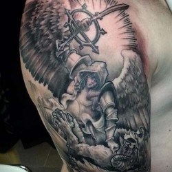 Зачем делают татуировки ангела-хранителя на плече?