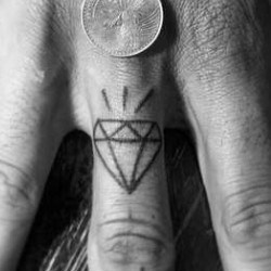 Алмаз на среднем пальце  на пальцах (на руке)