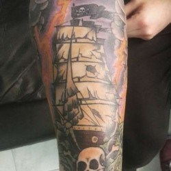 Пиратский корабль в волнах  на предплечье (на руке)