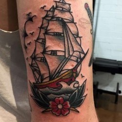 Корабль с цветком  на плече (на руке)